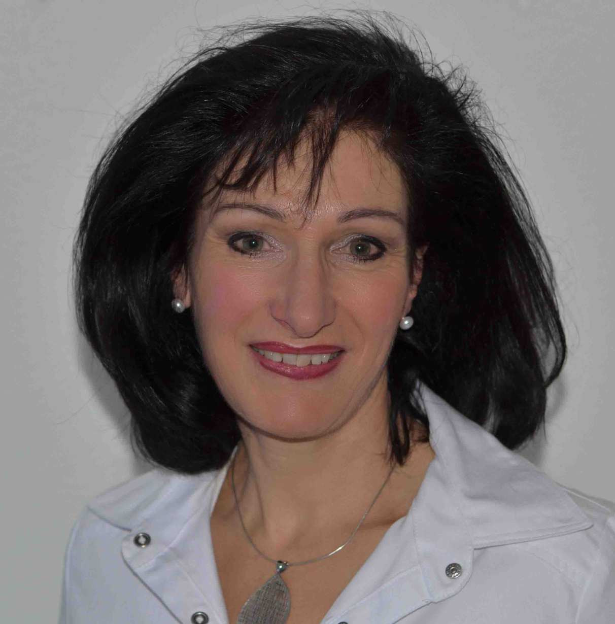 Fachkosmetikerin(Handwerkskammer geprüft), regulative Hauttherapeutin (Rosel Heim), geprüfte Ernährungsberaterin (Paracelsus und Dr. Bruker) und Gedächtnistrainerin (Bundesverband der Gedächtnistrainer)