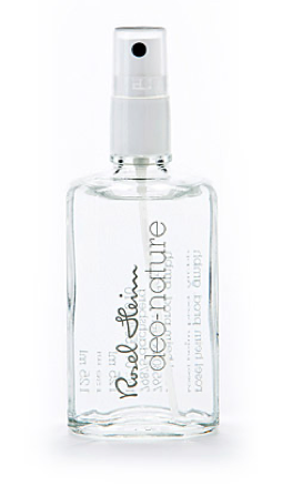 Zusammensetzung Ätherische Öle und Glyceryl Caprylate in wässrig alkoholischer Lösung. Wirkungsweise: deo nature 3 nutzt als Wirkstoffe ätherische Öle und Glyceryl Caprylate. Mit diesen wird die Vermehrung, der für den Schweißgeruch verantwortlichen Bakterien gehemmt, und die Ansiedelung - z. B. im feuchten Milieu der Achselhöhlen - begrenzt. Die natürliche Hautflora wird dadurch nicht gestört und die Abwehrfunktion der Haut nicht vermindert. Alkohol dient als Trägersubstanz für die ätherischen Öle.