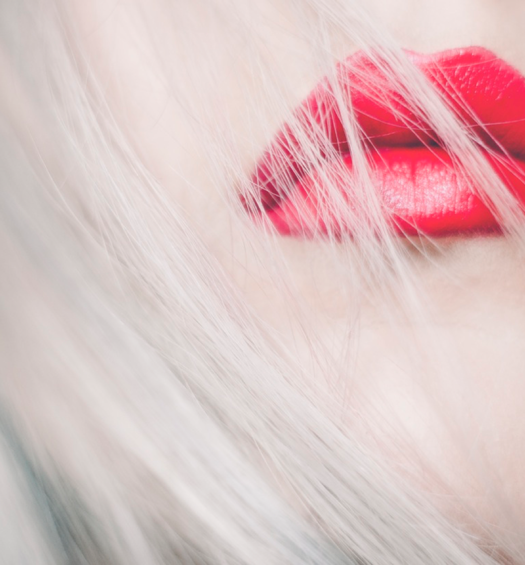 Als Frau sollte man also möglichst lange, große Augen, volle Lippen, nicht zu starke Augenbrauen, sowie eine kleine Nase und ein kleines Kinn haben, um Jugendlichkeit und Vitalität auszustrahlen.