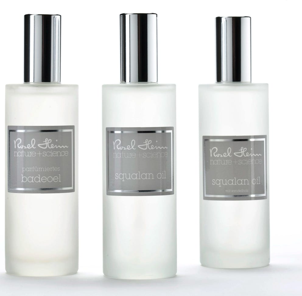 Auch Squalanöl – ein Auszug aus Olivenöl - kann zur Reinigung verwendet werden, da es ebenfalls dem physiologischem Gleichgewicht der Haut entspricht. Anders als Olivenöl, ist die Molekülgröße von Squalanöl wesentlich kleiner und kann daher von der Hautoberfläche besser aufgenommen werden.