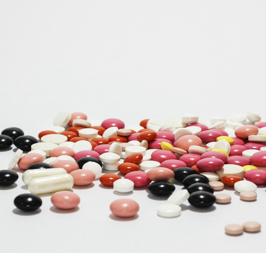 Wirkstoffe sollen möglichst schnell effektiv die Hautbarriere durchdringen. Aus medizinischen Gründen wird dieser Weg derzeit umfangreich erforscht, um Erkrankungen auch über die Haut medikamentös behandeln zu können. Für die Kosmetikindustrie stehen in erster Linie kurzfristige Ziele im Vordergrund, wie die schnelle Erneuerung und Neubildung der Haut. Etwaige Bedenken über Langzeitwirkung werden dabei kaum berücksichtigt.