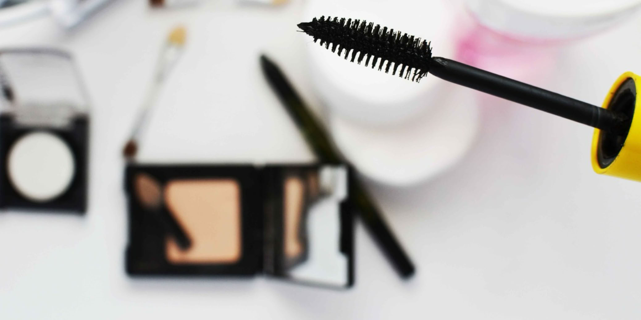 Der Kauf von Pflegeprodukten kann zur richtigen Herausforderung werden, bei der riesigen Auswahl. Cremetöpfe in allen Preisklassen und für jedes Alter! Sie haben sich sicherlich auch schon gefragt:   „Was nehme ich, was braucht meine Haut, was ist für mich richtig?