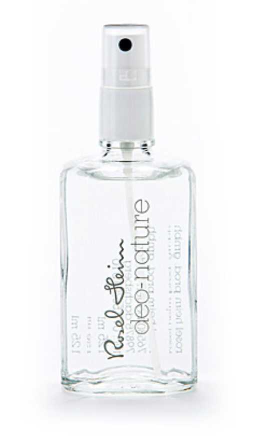 Zusammensetzung Ätherische Öle und Glyceryl Caprylate in wässrig alkoholischer Lösung. Wirkungsweise: deo nature 3 nutzt als Wirkstoffe ätherische Öle und Glyceryl Caprylate. Mit diesen wird die Vermehrung, der für den Schweißgeruch verantwortlichen Bakterien gehemmt, und die Ansiedelung - z. B. im feuchten Milieu der Achselhöhlen - begrenzt. Die natürliche Hautflora wird dadurch nicht gestört und die Abwehrfunktion der Haut nicht vermindert. Alkohol dient als Trägersubstanz für die ätherischen Öle.