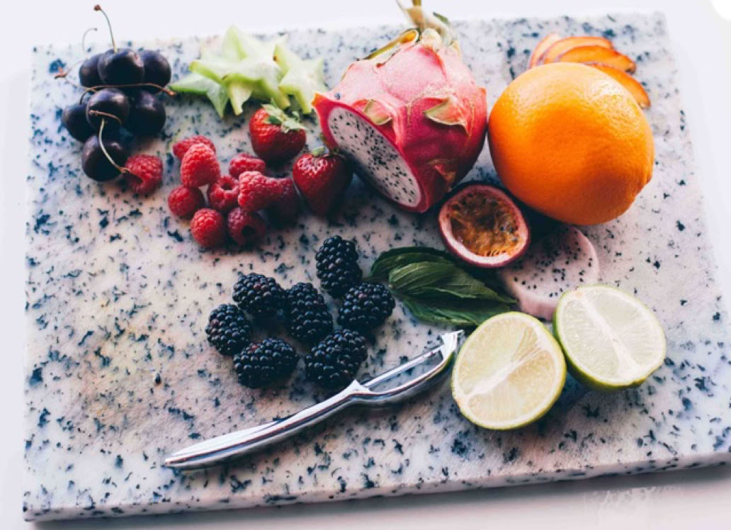 Viele Hautprobleme basieren auf einseitiger Ernährung oder Unverträglichkeiten! Auch hier erarbeiten wir gemeinsam Lösungen – in Form von Einzelberatungen oder detaillierten Ernährungsanalysen  - je nach Bedarf. Damit Sie sich in Ihrer Haut und Ihrem Körper wohl fühlen! 