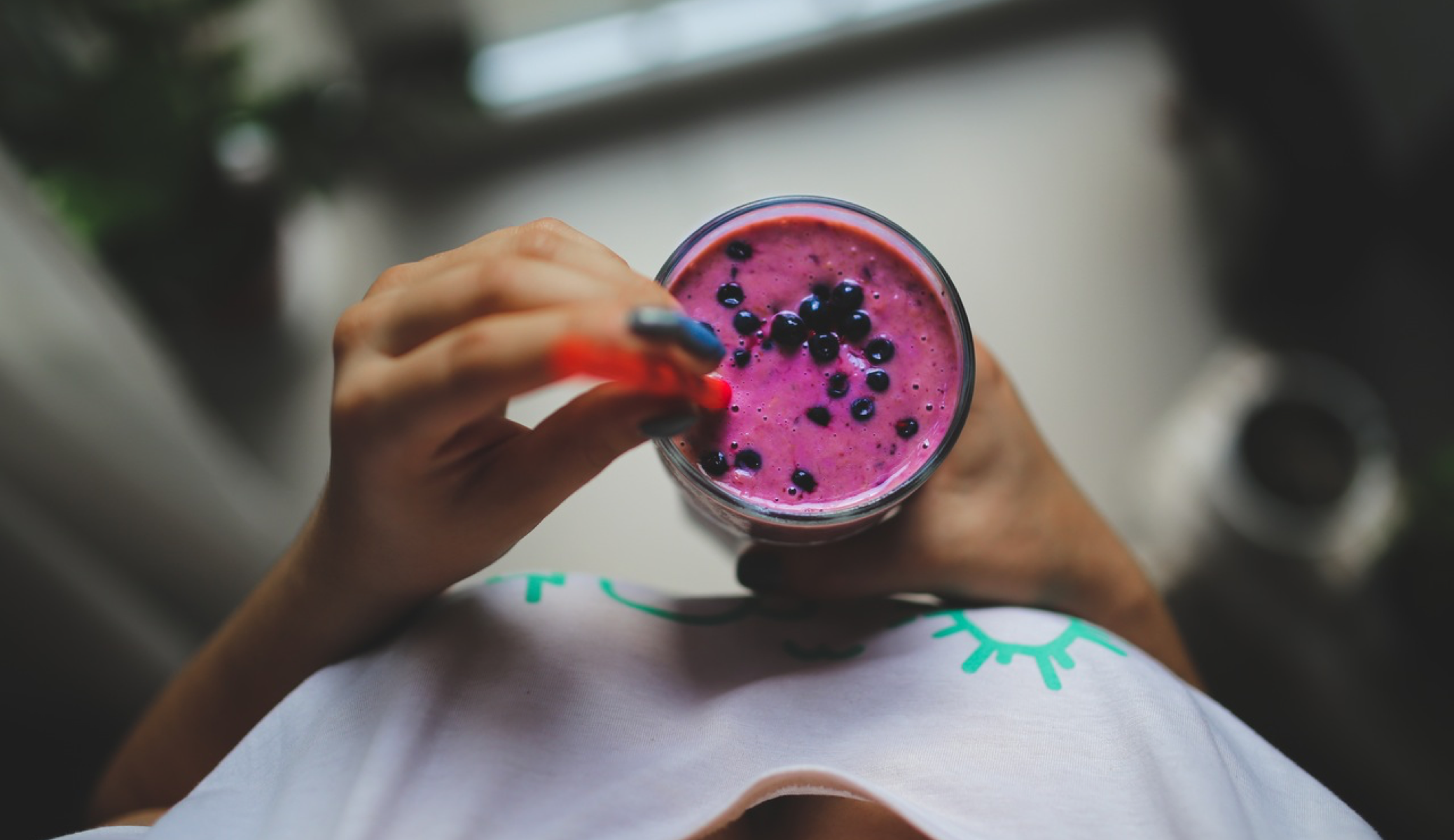 In Kombination mit einem gesunden Lebensstil und einer regulativen Unterstützung der Haut sind die richtigen Nahrungsmittel Grundlage für körperliches und geistiges Wohlbefinden.